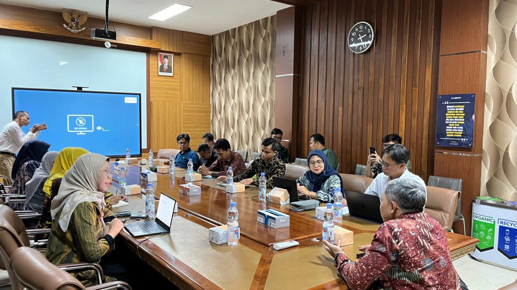 Rektor IKIP Siliwangi Hadiri Sosialisasi Program Kampus Berdampak Pengelolaan Sampah di Cimahi